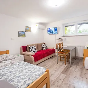 Newly Renovated With Air Conditioner & Free Parking Appartamento